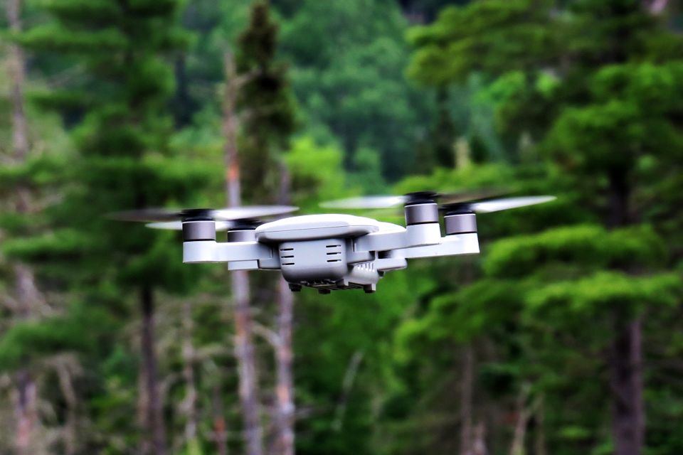 Ein drone svevar yver skog og fjord og kann hjelpa redningsmenn.