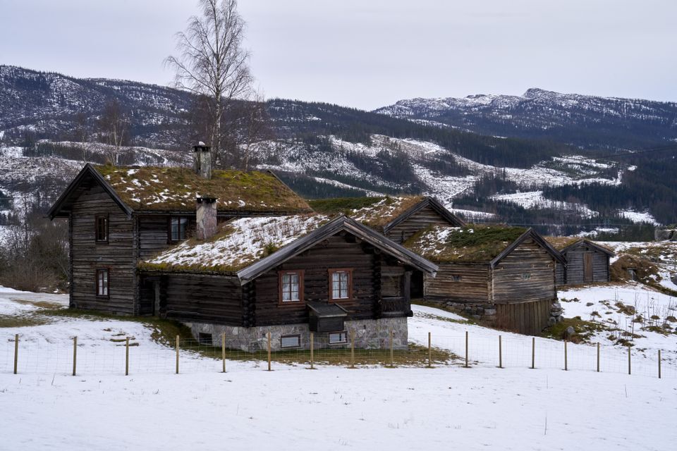 Han gjer ein gammal fritidsbustad um til heilårsbustad: – Me må læra oss at det ikkje er farleg å hava 18 grader i stova.