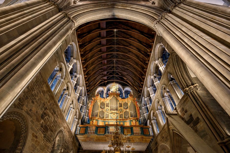 Ein organist spelar ein koral på eit mæktigt kyrkjeorgel.