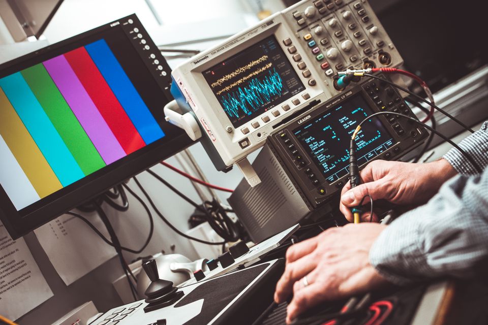 Eit stillfarent laboratorium der elektronikk vert forma for hand.