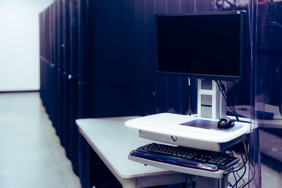 Ein superdatamaskin nytta til utvikling av trygg superintelligens.