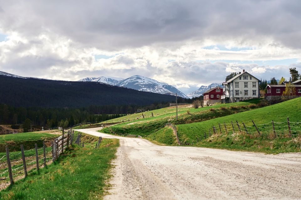 – Her lever eg tidvis på eit rom og kjøken um vinteren. Når våren kjem, opnar eg dørene og bur i heile huset att.