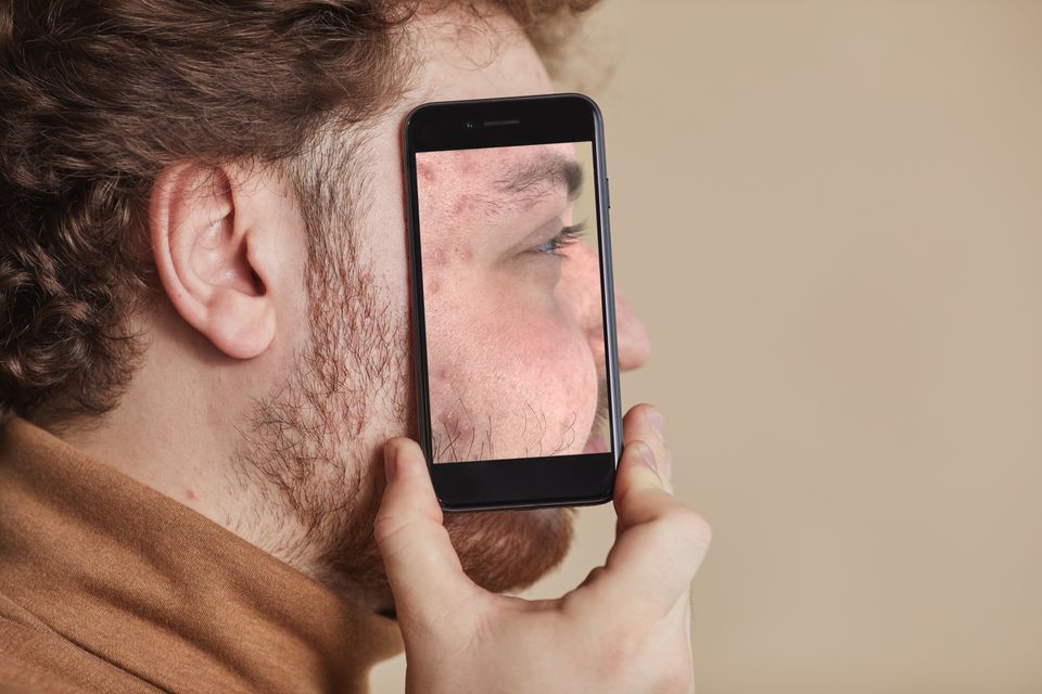 Ein mobilskjerm viser Spotify sin aldersverifisering med andlitsanalyse og kunstig intelligens.