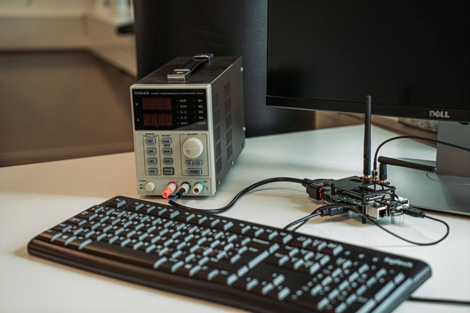 Ein liten boks på eit skrivebord, som køyrer kunstig intelligens heilt lokalt.