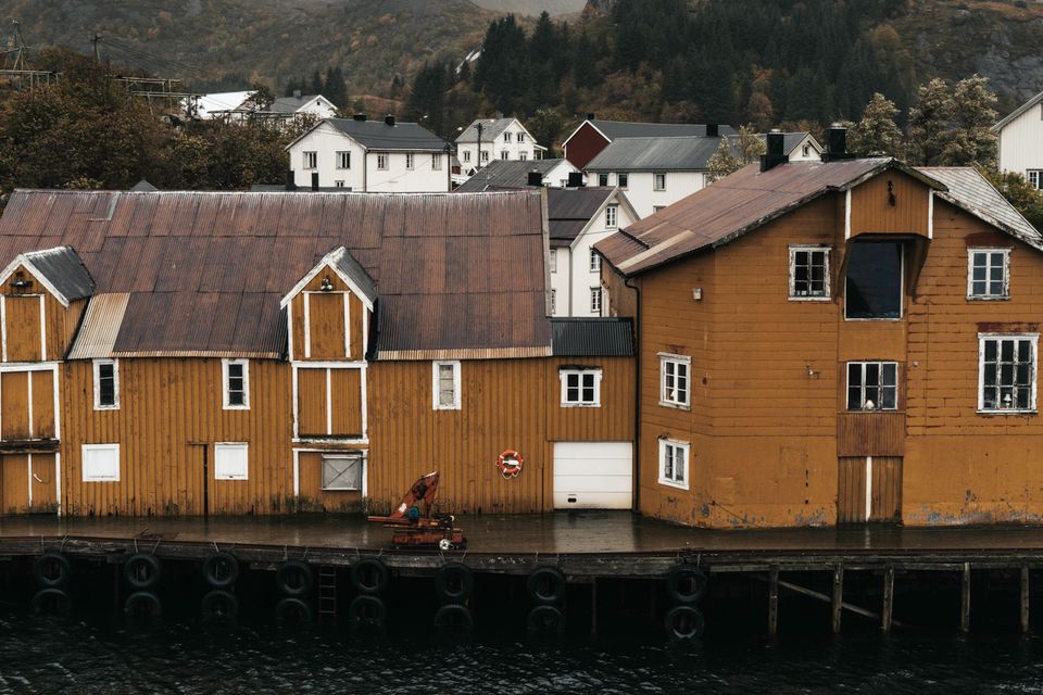 Startlinja på ein friidrottsbane med tribunar i bakgrunnen.