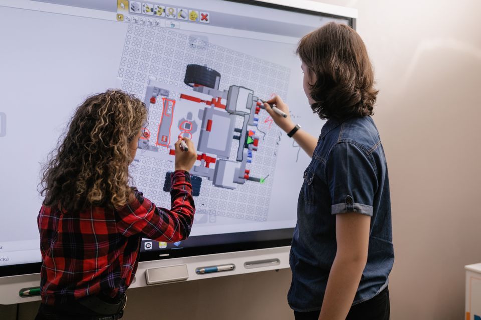 Moderne ingeniører samarbeider om design og innkjøp via skybaserte plattformer.