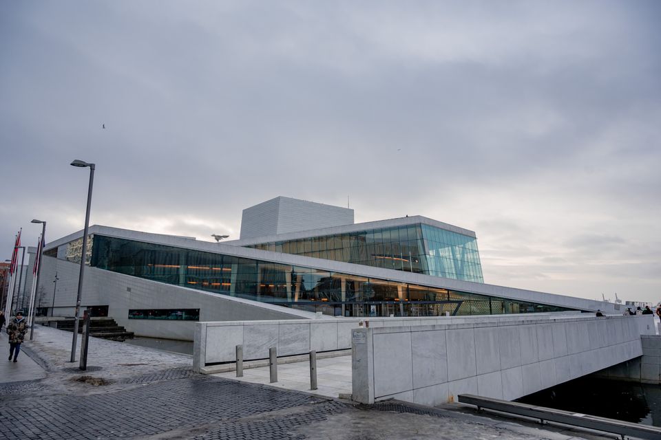 Eit par KI-briller med innebygd kamera og mikrofon.