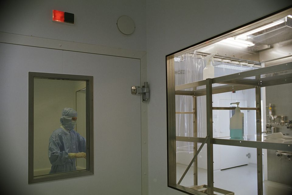 Ein ingeniør granskar ei elektromagnetisk simulering av eit chip-design.