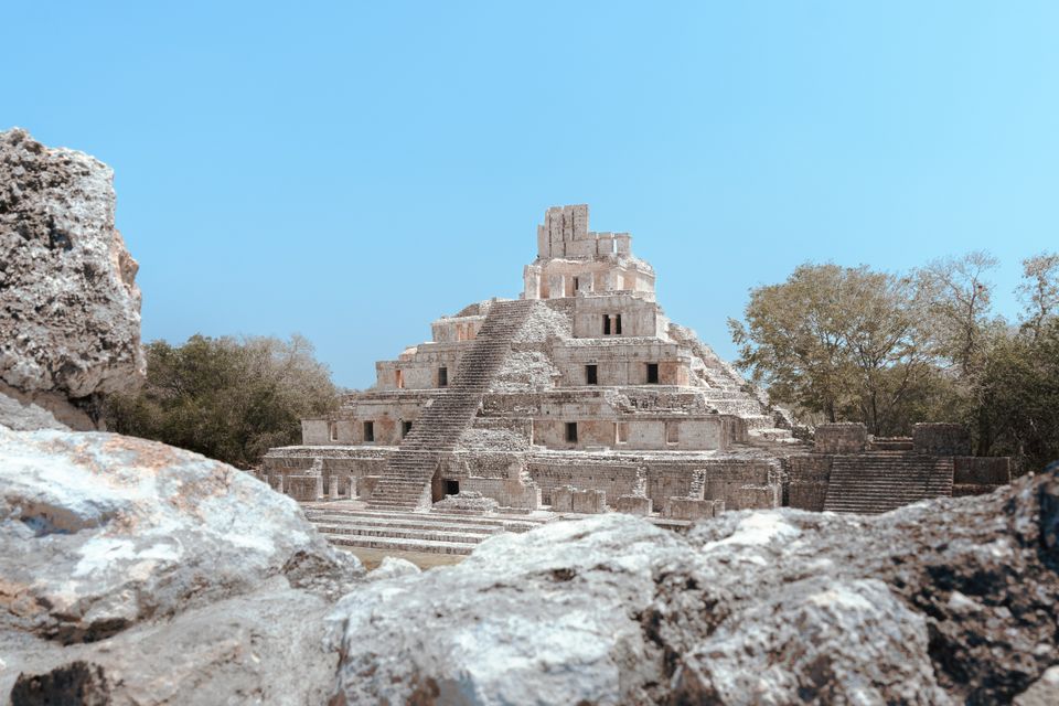 Ein bortgøymd mayapyramide i den tette regnskogen i Campeche, Mexico.