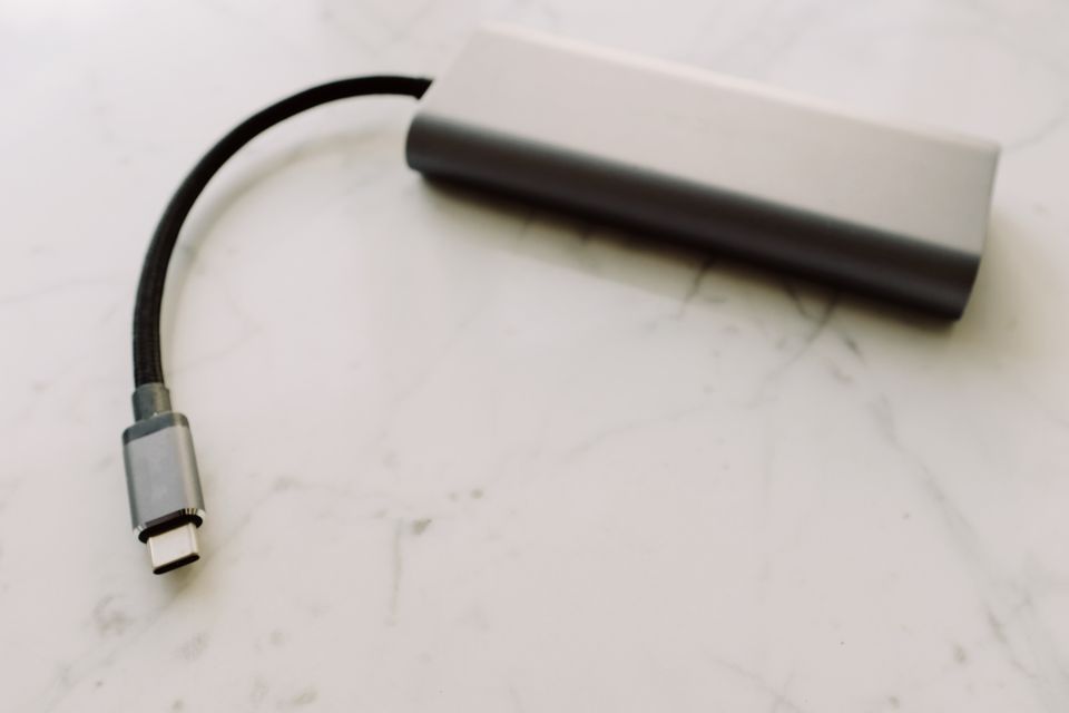 Et multimeter måler ladeytelsen gjennom en USB-C-kabel til en mobiltelefon.