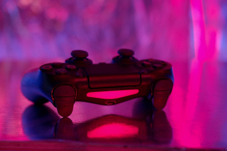 Ein handkontroll med ei berøringsflate som gjev kvar spelar sin eigen knappeoppsetnad.