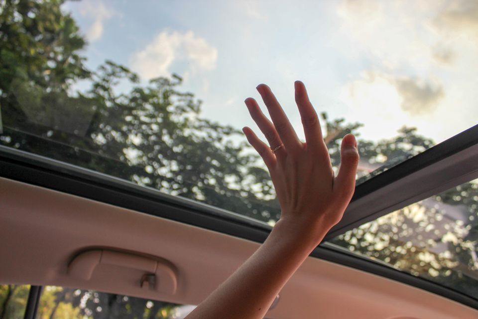 Ein Tesla i soli – nytt glasstak og betre kjøling gjev fleire kilometer.