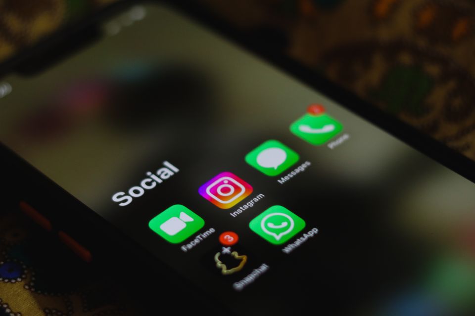 Ei hand held ein smarttelefon med Telegram-appen på skjermen.
