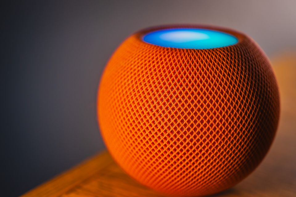 Ein ny type ljodkjelde med kunstig intelligens i ei moderne stove.