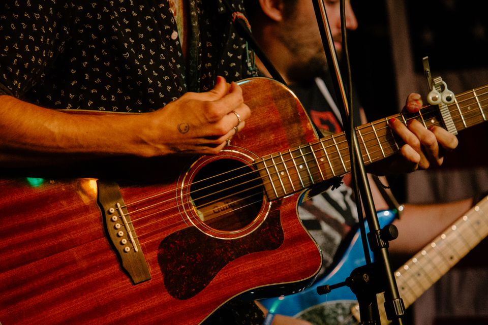 Læra seg å spela gitar i 60-åri?
