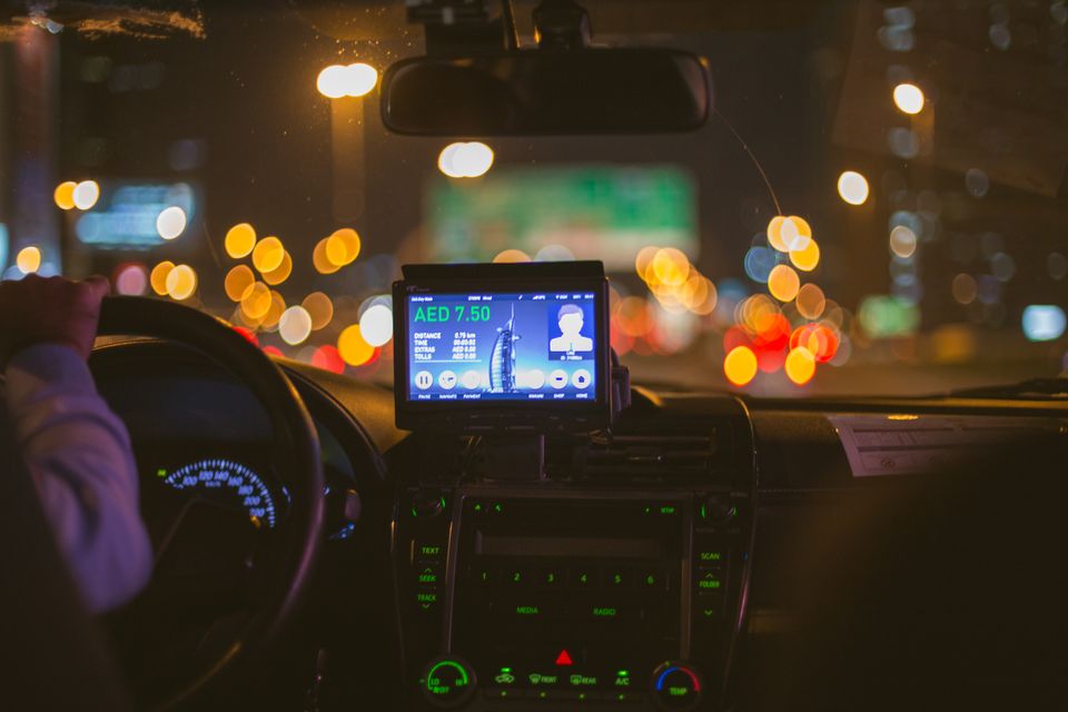 Då Elias sette seg i taxien, skjøna sjåføren at noko var gale.