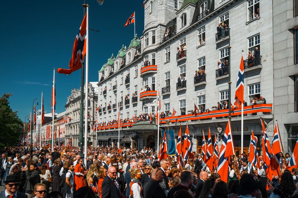 Kong Haakon på gråten: Saknar å tala med faren.