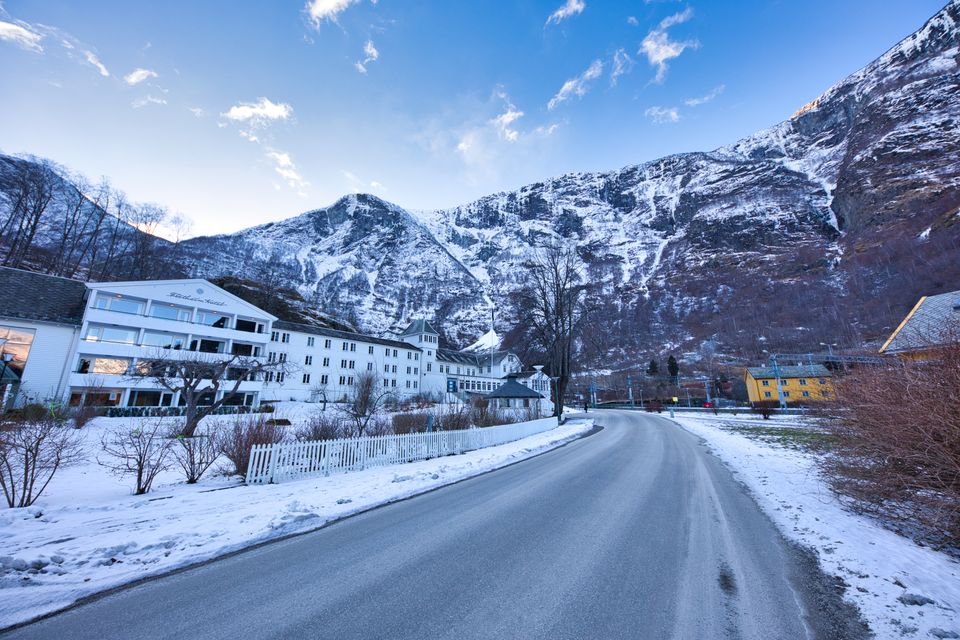 Kvitmåling på eit gamalt hus i Noreg