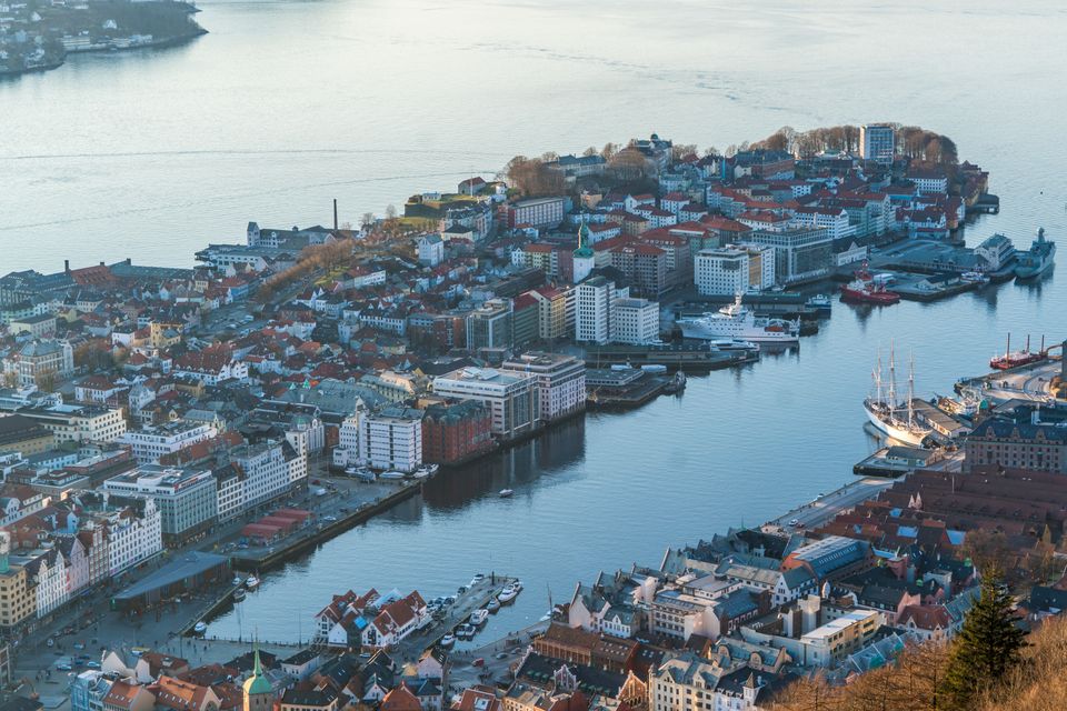 Gründerar i arbeid på eit moderne kontor i Bergen