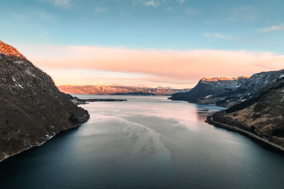 Rakettdelar hamnar i havet – ingen har upprydjingsansvar.